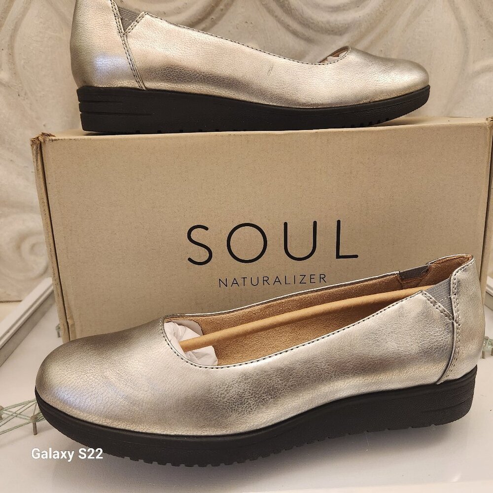SOUL Naturalizer Silver Comfort Flats Sleek Design
